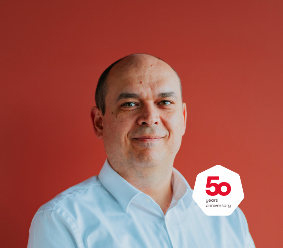 Portret Kristijana Musata, glavnog direktora društva EOS Technology Solutions ispred crvene pozadine