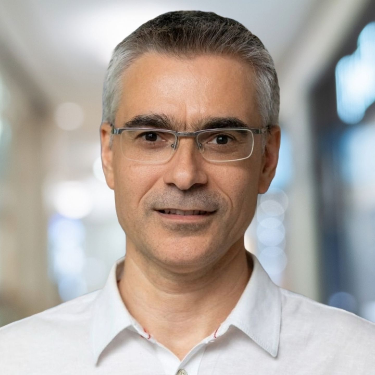 Obraz zobrazuje portrét partnera v rozhovore Dobrina Mirovského, Chief Digital Officer v EOS Bulgárii.