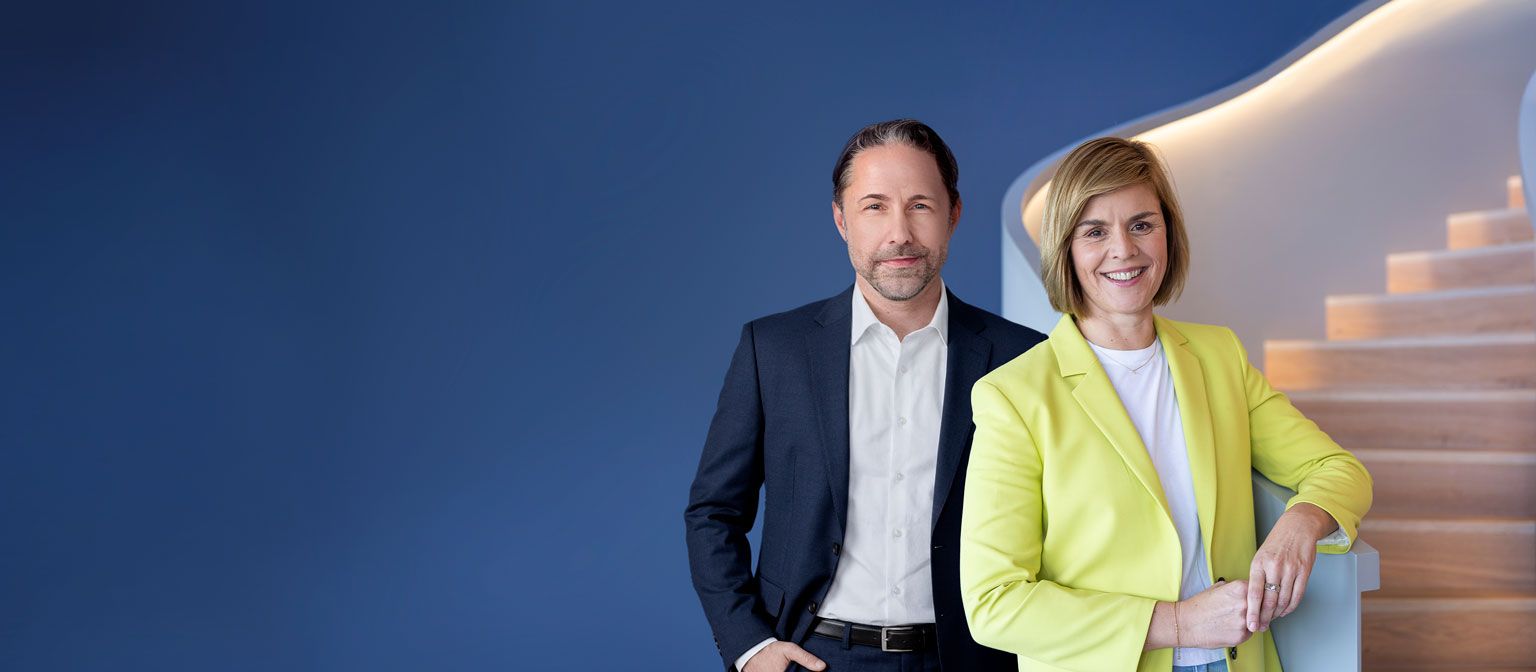 Slika prikazuje Marwina Ramckea, CEO-a EOS Grupe, i dr. Evu Griewel, CFO EOS Grupe, zajedno.