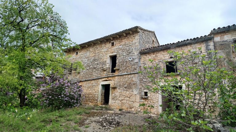 Fotografija prikazuje zapuštenu zgradu u Režancima, Hrvatska. 'Ostavljen kapital' koji EOS Hrvatska vraća na tržište.