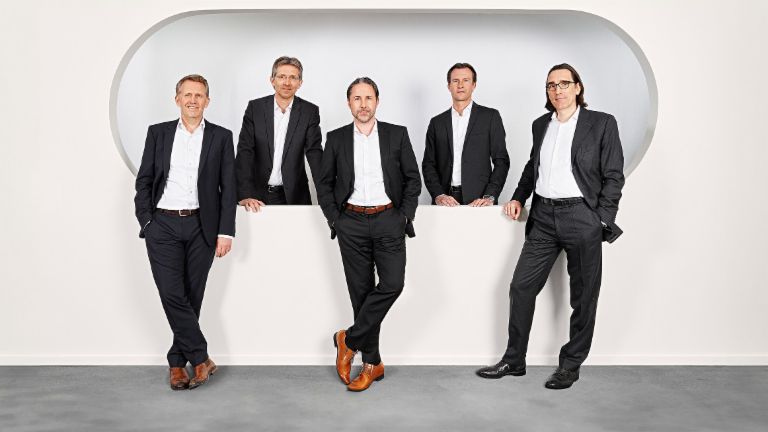 Grupa fotografija prikazuje rukovodstvo grupacije EOS (sleva nadesno) Andreas Krop (Nemačka), Justus Heking-Feltman (finansije), Marvin Ramke (predsedavajući rukovodstva), Karsten Tidov (region Istočne Evrope) i dr Andreas Vicig (region Zapadne Evrope).