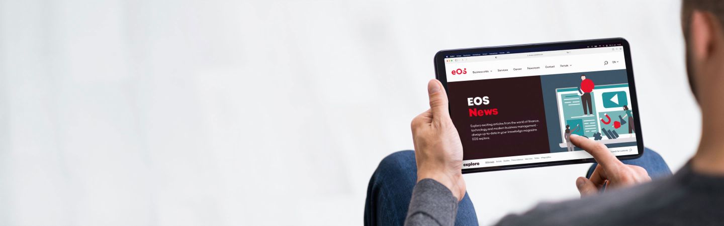 Osoba drži tablet na kojem je otvorena veb stranica EOS Newsroom, pružajući informacije o najnovijim vestima, online člancima i saopštenjima za javnost.