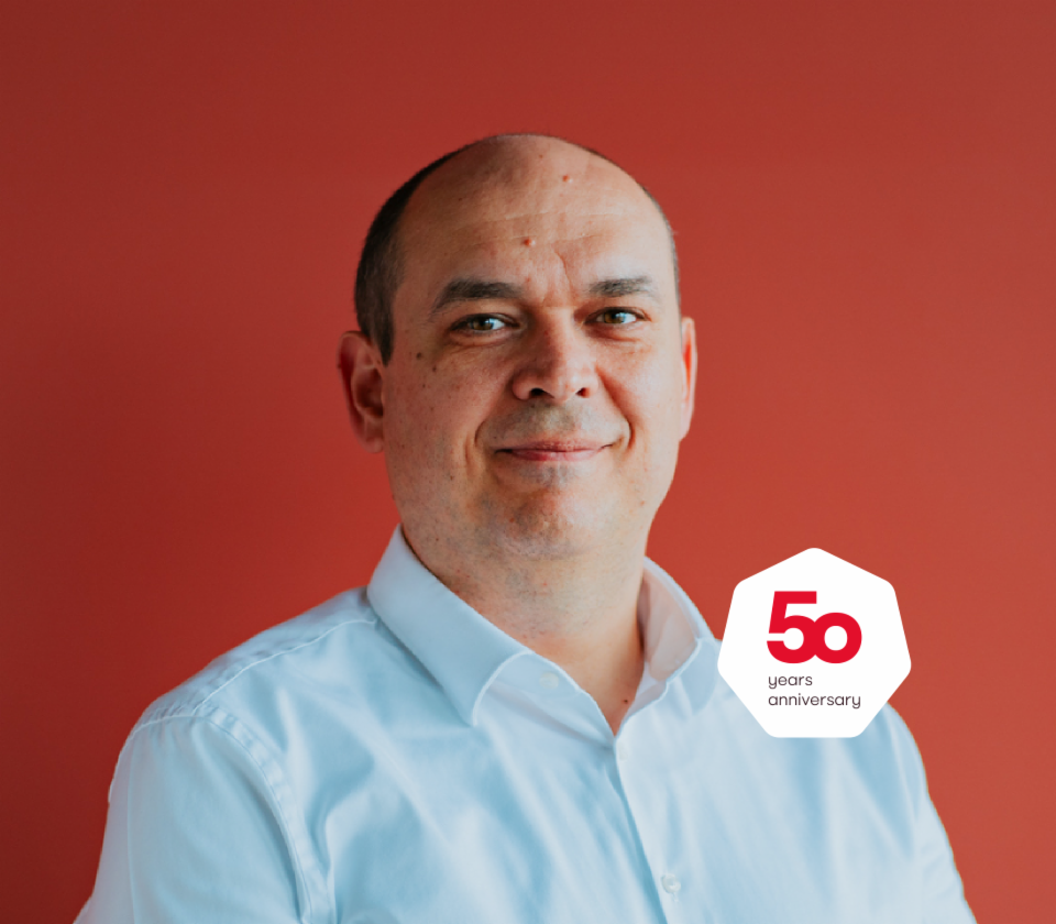 Portret Kristijana Musata, glavnog direktora društva EOS Technology Solutions ispred crvene pozadine
