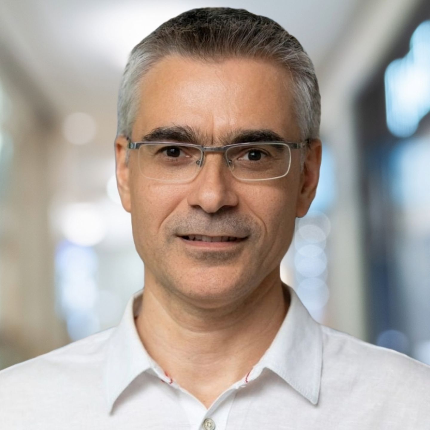 Obraz zobrazuje portrét partnera v rozhovore Dobrina Mirovského, Chief Digital Officer v EOS Bulgárii.