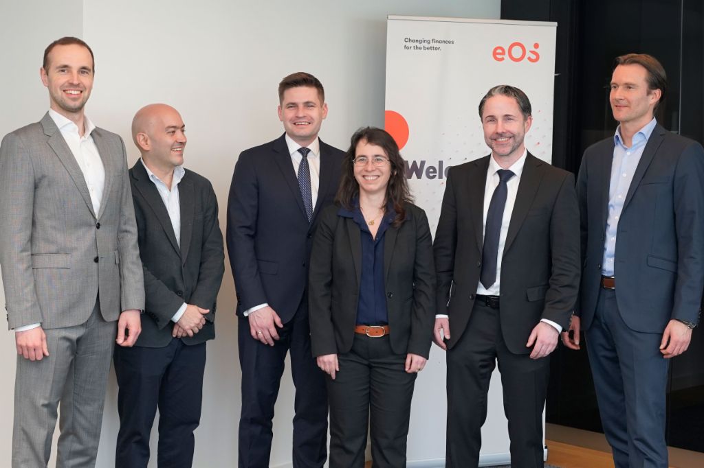 Predstavnici IFC-a posetili su EOS u Hamburgu kako bi proslavili saradnju na poljskom tržištu i potvrdili posvećenost održivim investicijama (s leva na desno: Borys Drajczyk, glavni direktor za investicije i tehnologiju u EOS Poljska, Marcos Gomez Sierra, industrijski stručnjak za ulaganja u problematične imovine u IFC - Međunarodna finansijska korporacija, Dariusz Petynka, generalni direktor EOS Poljska, Ariane di Iorio, globalna voditeljka ulaganja u problematične imovine u IFC, Marwin Ramcke, izvršni direktor EOS Grupe, Carsten Tidow, generalni direktor EOS Grupe, odgovoran za region Istočne Evrope)