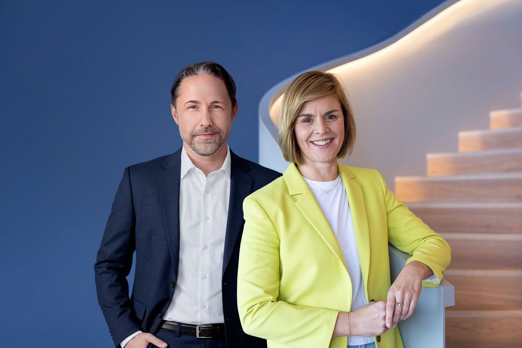 Slika prikazuje Marwina Ramckea, CEO-a EOS Grupe, i dr. Evu Griewel, CFO EOS Grupe, zajedno.