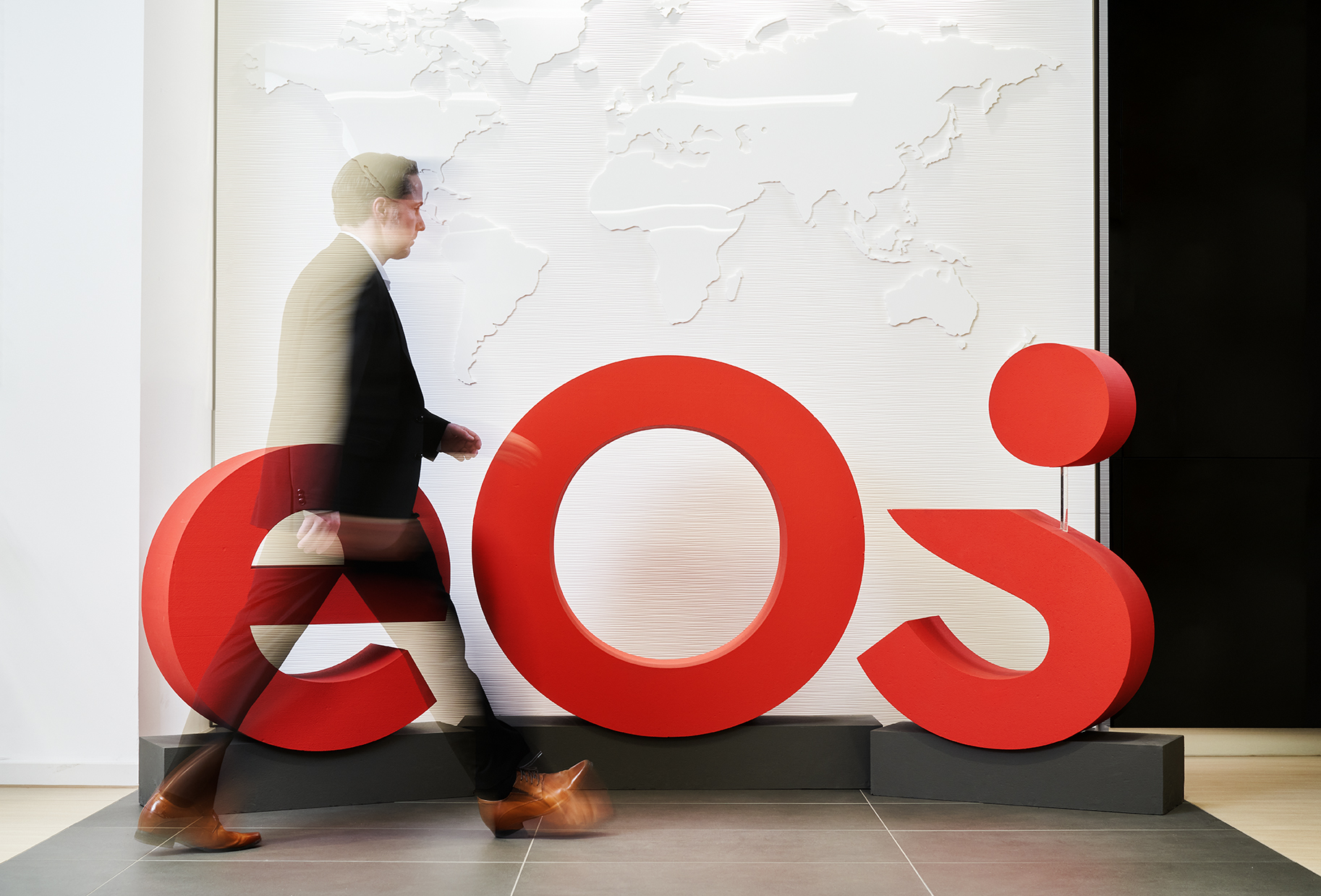 To je novi brend kompanije EOS: Novi logo je ukrasio hol sedišta EOS-a.
