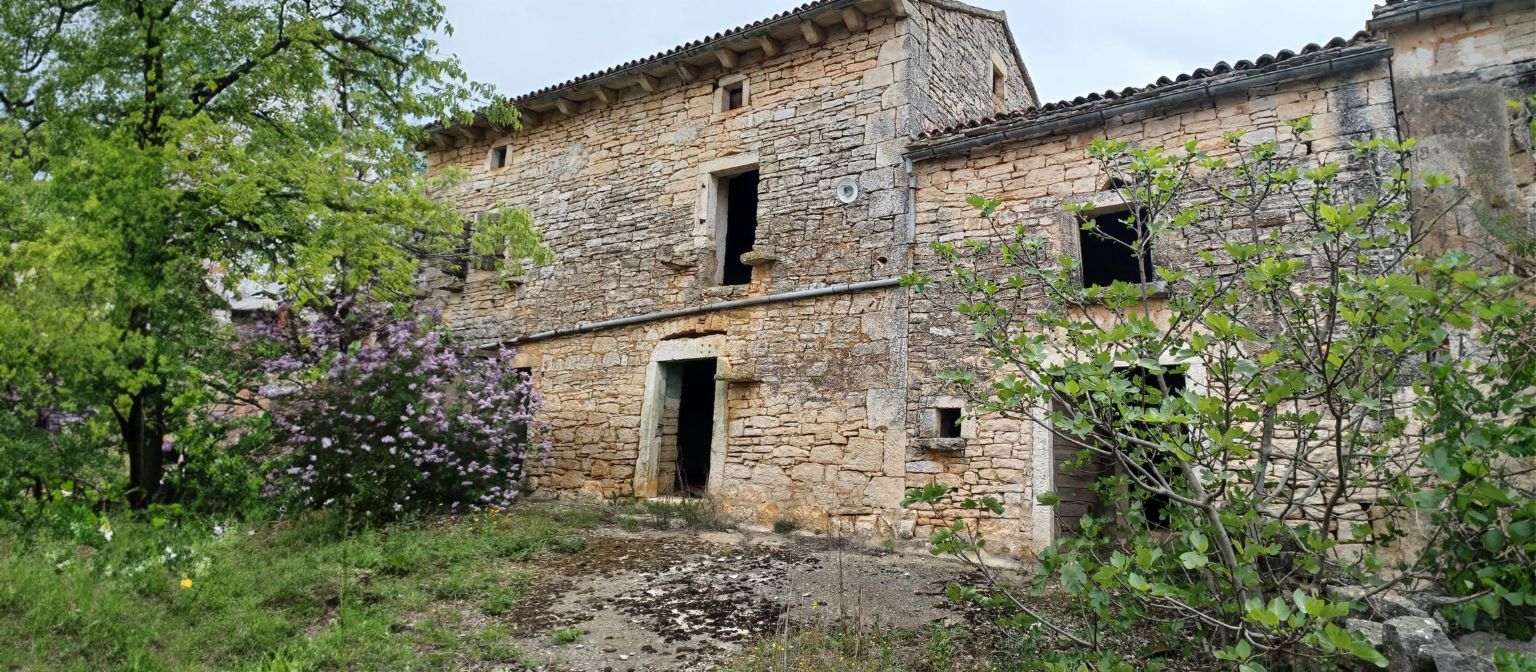 A photo shows a dilapidated building in Režanci, Croatia. A ‘stranded asset’ that EOS Croatia is putting back on the market.