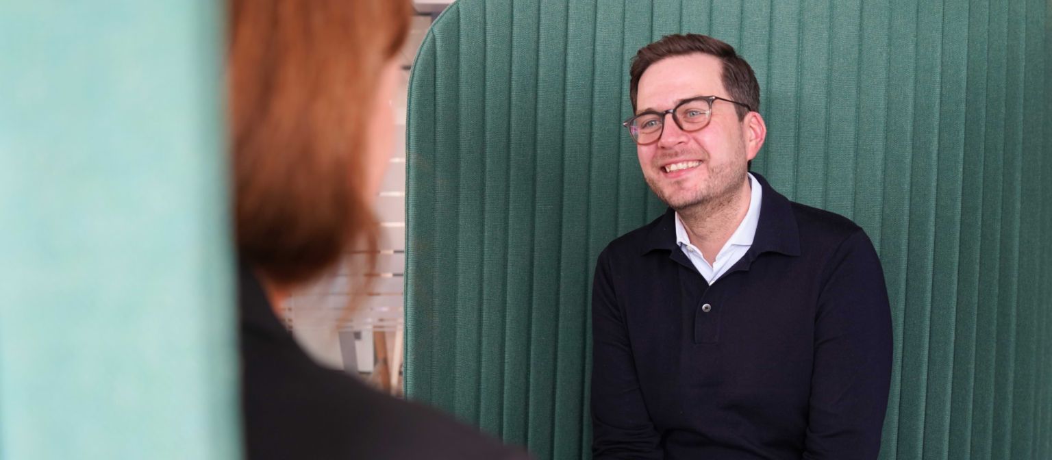 Muškarac u kancelarijskom okruženju tokom intervjua