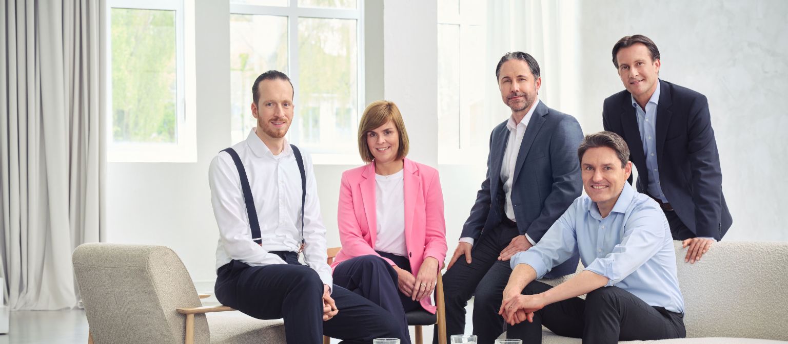 Upravni odbor Grupacije EOS (sleva nadesno: Sebastijan Polmer, dr Eva Grivel, Marvin Ramke, dr Štefan Olmajer, Karsten Tidov) u dobro osvetljenoj prostoriji gleda pravo u sočivo foto-aparata