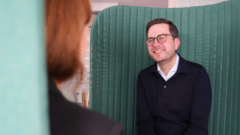 Muškarac u kancelarijskom okruženju tokom intervjua